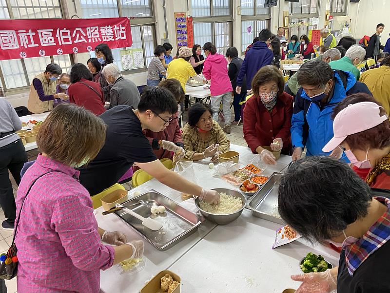 透過手作料理方式，讓兩個世代攜手參與，促成心靈交流互動。