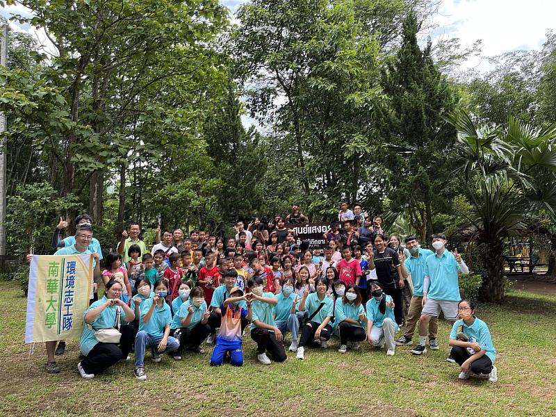 南華大學推動環境永續至國際，透過移地教學深耕泰國拜縣，與當地居民、學童互動良好。