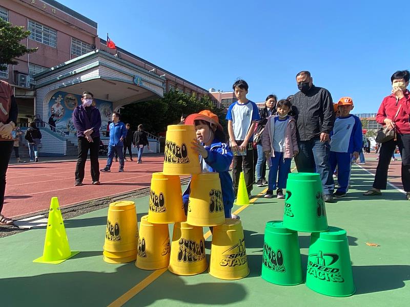 「富岡青旅行6.0」活動，利用珍寶杯設計「競技疊杯 kinˇ giˋ tiabˋ buiˋ」關卡。（圖／中國科大提供）