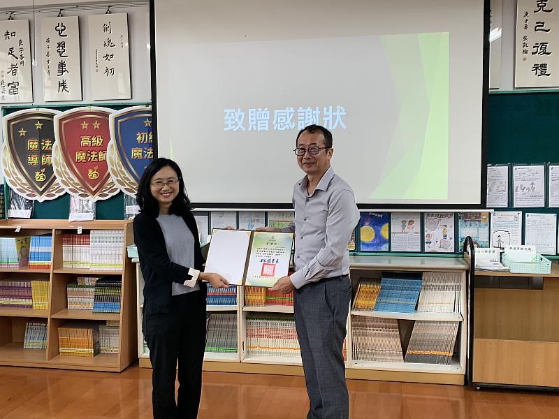中華民國圖書出版事業協會今（6）日贈書給屏東縣5所國小，縣府教育處致贈感謝狀。