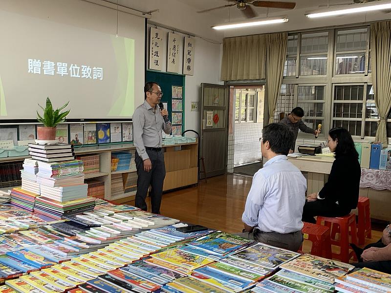 中華民國圖書出版事業協會今（6）日贈書給屏東縣5所國小，縣府教育處表達感謝。