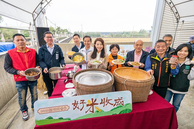 竹市農會家政班介紹農村文化「割稻飯」