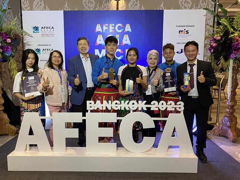 文藻外大專科部英文科學生，代表台灣參加泰國會展青年競賽，文藻學生團隊勇奪「The Best Powerpoint Presentation Award」,「The Best Presenter Awards」及「 Special Recognition Awards」三個大獎，為國爭光。