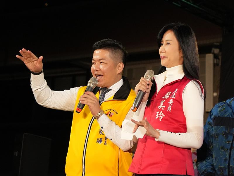 主辦單位萬美玲立委(右)與桃園區家長會長協會陳家驊總會長(左)期望透過「親子兒童劇巡演列車」讓親子共享幸福觀劇時光。