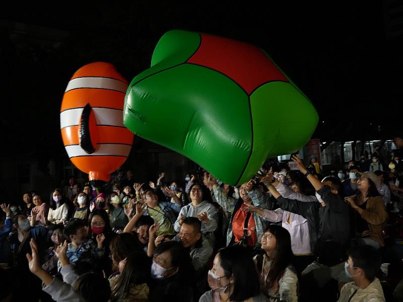 「黃金海底城」觀眾興高采烈地沉浸在海底世界中。