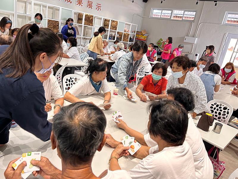 營養系以桌遊互動方式，向社區長者宣導均衡飲食的概念(照片來源：義守大學提供)。