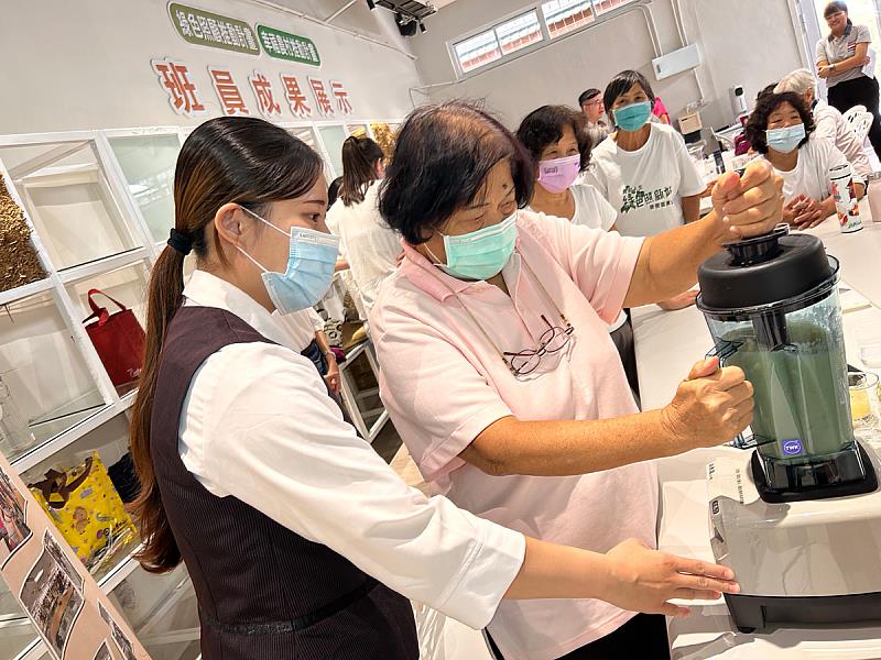 餐旅系使用後壁區的在地食材，與長者動手製作芭樂檸檬果汁，讓他們不僅玩得開心也吃得健康(照片來源：義守大學提供)。