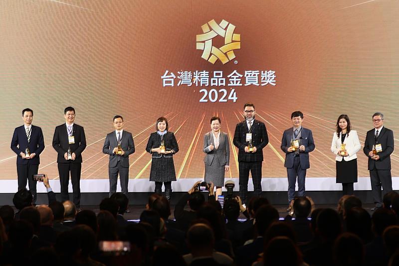 經濟部部長王美花與8家第32屆台灣精品金質獎獲獎企業合影。(貿協提供)