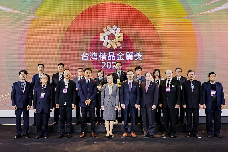 經濟部部長王美花(前排左5)、外貿協會董事長黃志芳(前排左6)與評審委員及金質獎獲獎企業合影。(貿協提供)