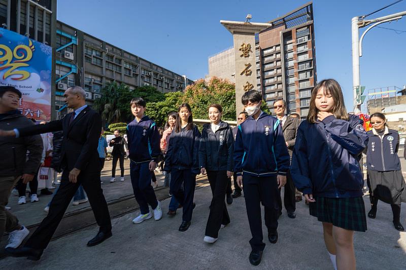 市長高虹安偕同磐石中學同學試走全新通學步道。