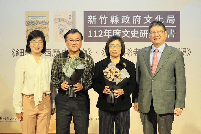 官網-縣長楊文科(右一)及文化局長李安妤(左一)獻花給兩位作者表達感謝