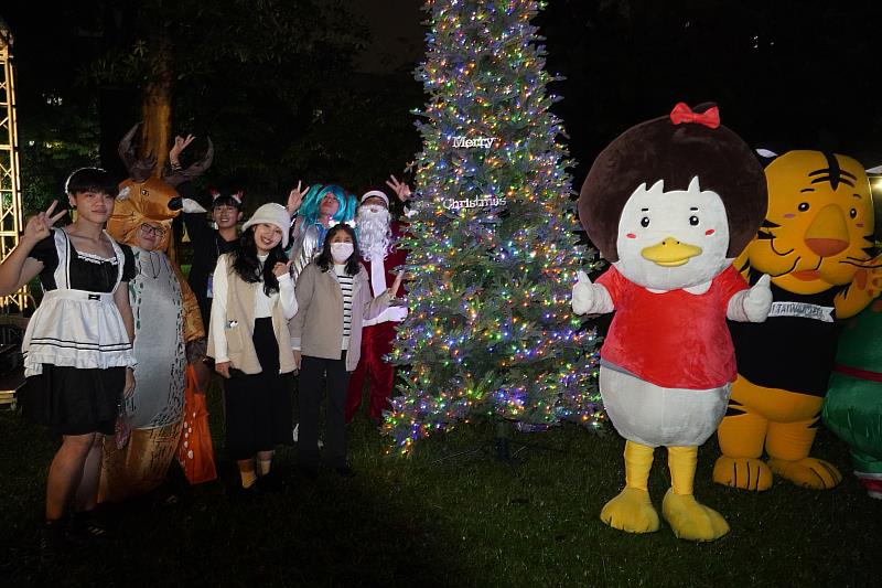 王惠君學務長、段芸芸學姐以及臺科大吉祥物們一起為聖誕樹進行點燈。