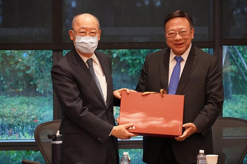 圖／中華大學校長劉維琪（右）致贈禮品給榮譽書院長錢復，感謝他長期給予書院協助。