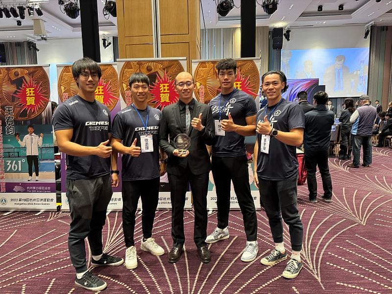 國立東華大學體育與運動科學系龍舟隊學生榮獲國光體育獎章。
