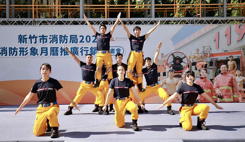 竹市消防代言人們帶來充滿活力的健康操演出，為活動揭開序幕。