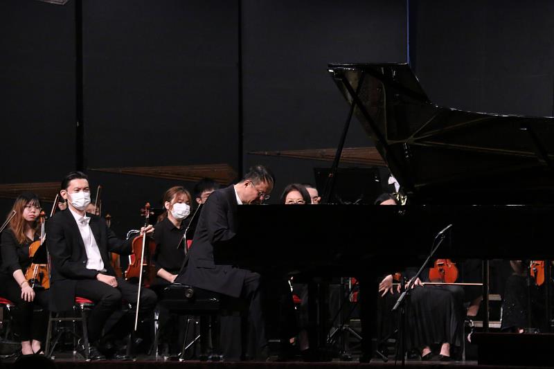 鋼琴演奏家陳瑞斌11月中在馬來西亞與交響樂團演奏，獲得滿堂喝采！於安可時特別演奏江文也《台灣舞曲》