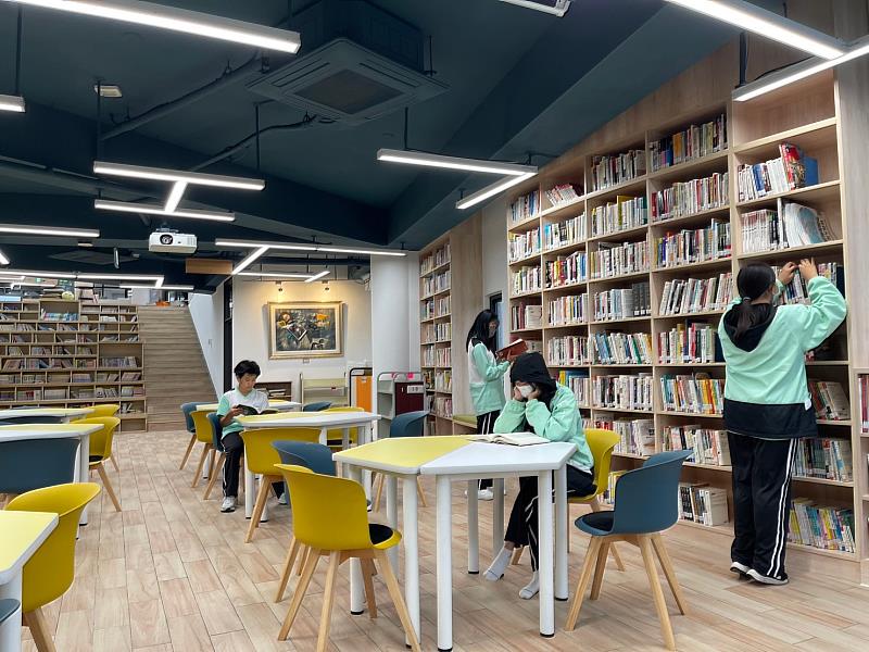 崧嶺社區共讀站透過智慧化管理，提供讀者更有效率的服務。