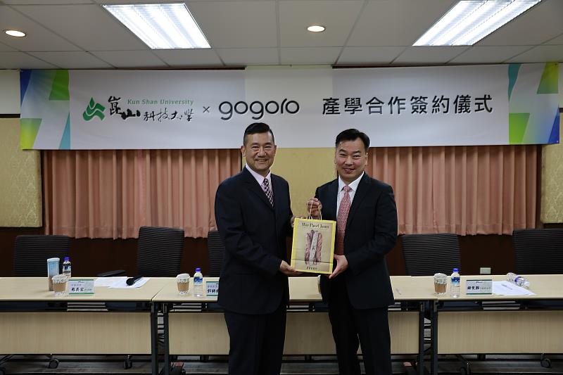 崑大李天祥校長(右)代表致贈禮品予Gogoro副總經理郭錦程(左)