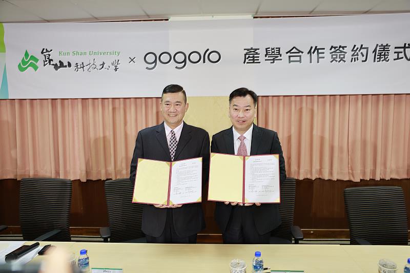 崑大李天祥校長(右)與Gogoro副總經理郭錦程(左)代表簽署合約