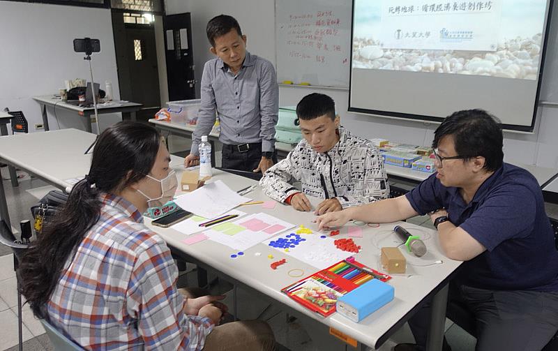 大葉大學工設系學生在老師引導下體驗桌遊