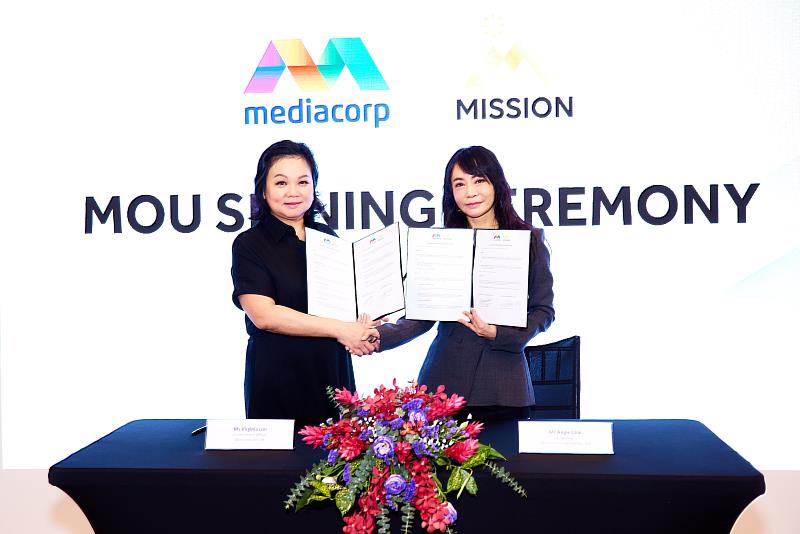 米神國際董事長柴智屏（右）親赴新加坡與「新傳媒」首席內容創作官林麗慧簽署跨國合作案。
