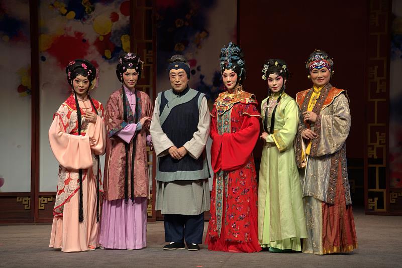 《劉姥姥和王熙鳳》由李寶春負責編劇、導演