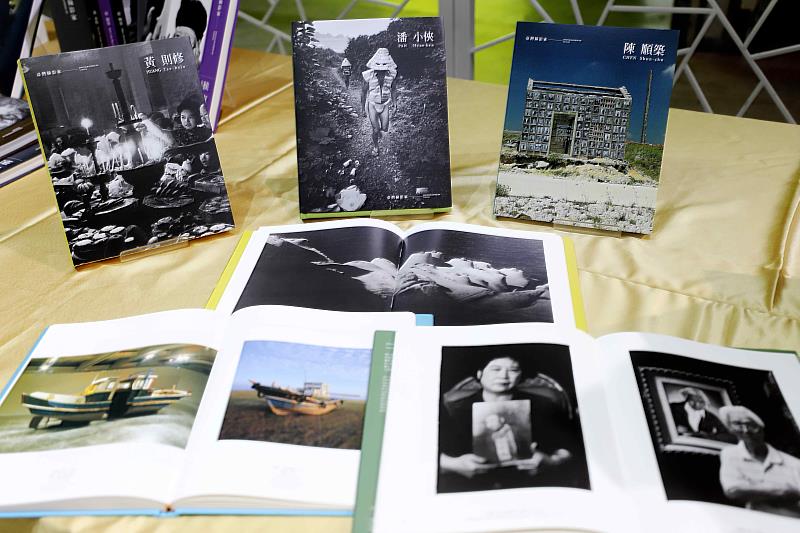 臺灣攝影家系列叢書第七輯《黃則修》（左）、《潘小俠》（中）、《陳順築》（右）出版發表。