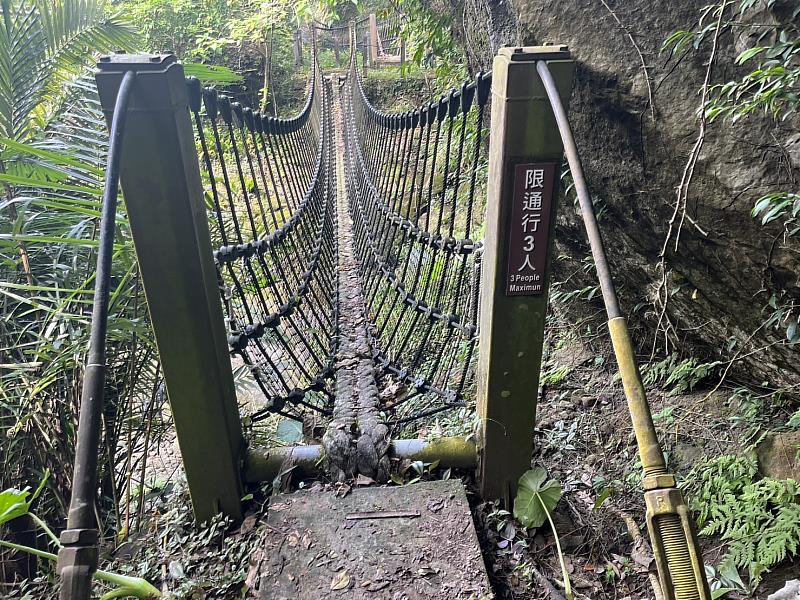 里美避難步道為山海圳國家綠道的重要路段，沿途有別具特色的三角吊橋