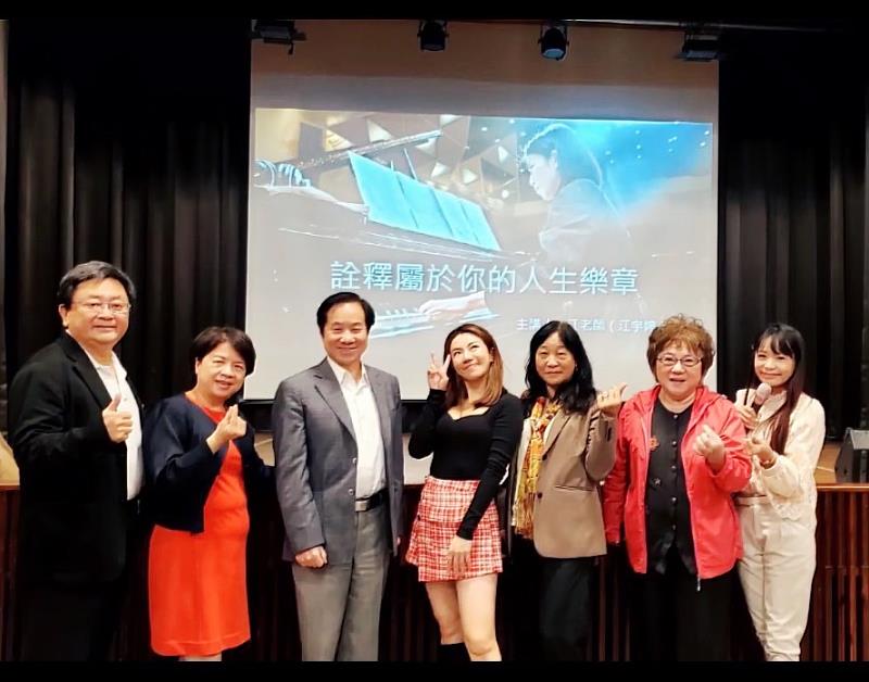 搞笑人氣YouTuber我是江老師回母校東海大學進行演講，吸引學生、校友、教職人員坐滿銘賢堂，就連張國恩校長(左三)、龍鳳娣學務長(右三)、恩師音樂系陳敏華主任(左二)也全程聆聽