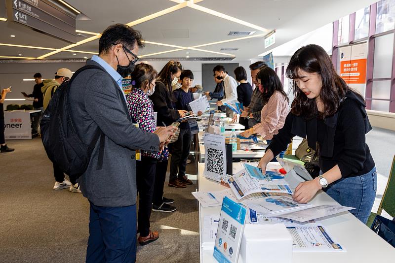 貿協舉辦2023台灣經貿網年度大會，策略合作夥伴向與會企業介紹服務內容。(貿協提供)