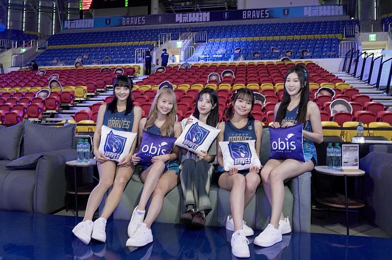「釜山女神」李晧禎（中）聯手富邦勇士啦啦隊Fubon Angels成員卡洛琳（左一）、Jessy（左二）、大頭（右二）與Tiffany（右一）開箱限量的MVP席。（資料來源：obis歐必斯國際家居）