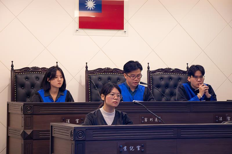 世新大學法律學系學生在校內「實習法庭」上演法庭攻防情境劇。（世新大學提供）