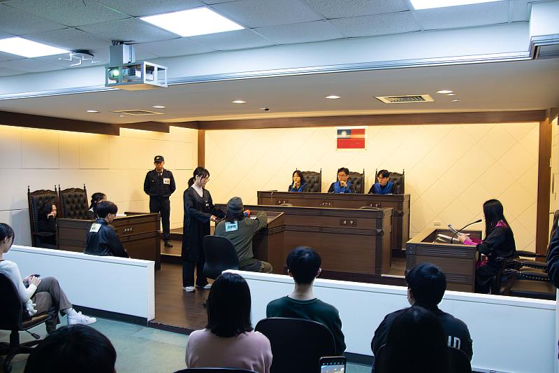 世新法律系藉由實習法庭展演培養學生法律與傳播的跨領域能力。（世新大學提供）