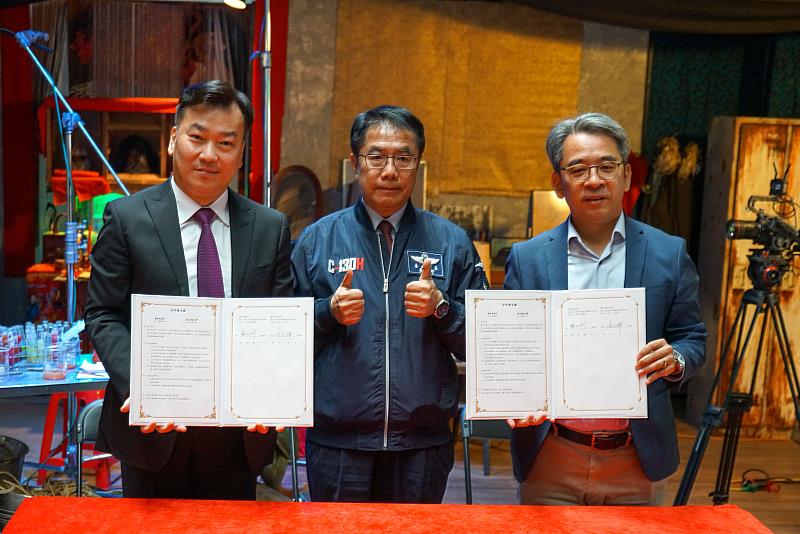 台南市文化局長謝仕淵(右)、李天祥校長(左)代表簽署MOU，黃偉哲市長(中)親臨見證