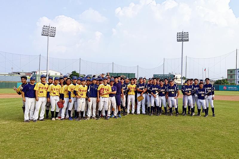 中金院棒球隊與中信兄弟棒球隊二軍舉辦練習賽。 (圖/中信金融管理學院提供)