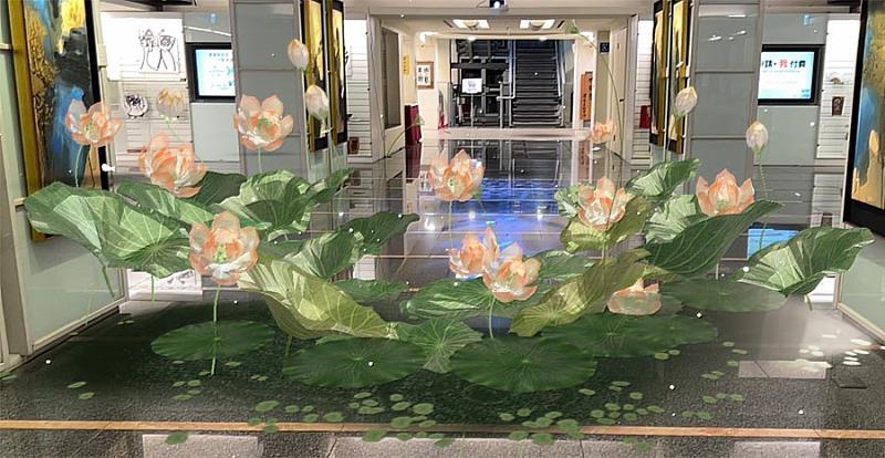 「魚戲蓮葉間」AR互動區，除了虛擬的蓮花外，再加上水紋燈的營造，讓人彷彿置身於蓮池中。