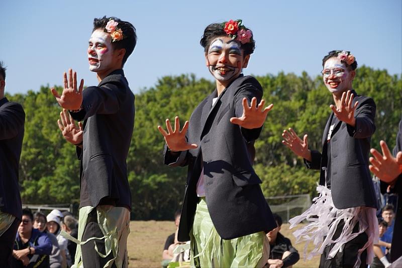 圖／華大觀光學士班今年畫上小丑裝創意進場，模樣逗趣又可愛。