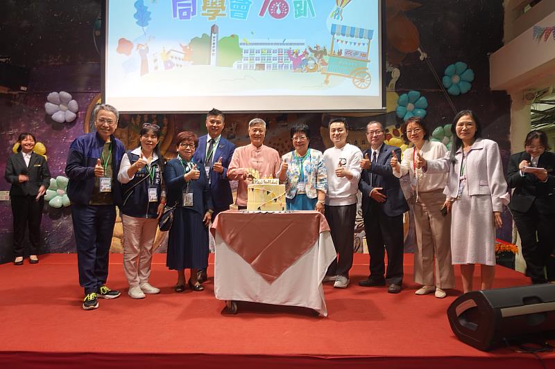 開平餐飲學校辦理70周年校慶，由夏惠汶創辦人帶領貴賓一起以學生製作的廚師帽蛋糕慶生。開平餐飲學校/提供