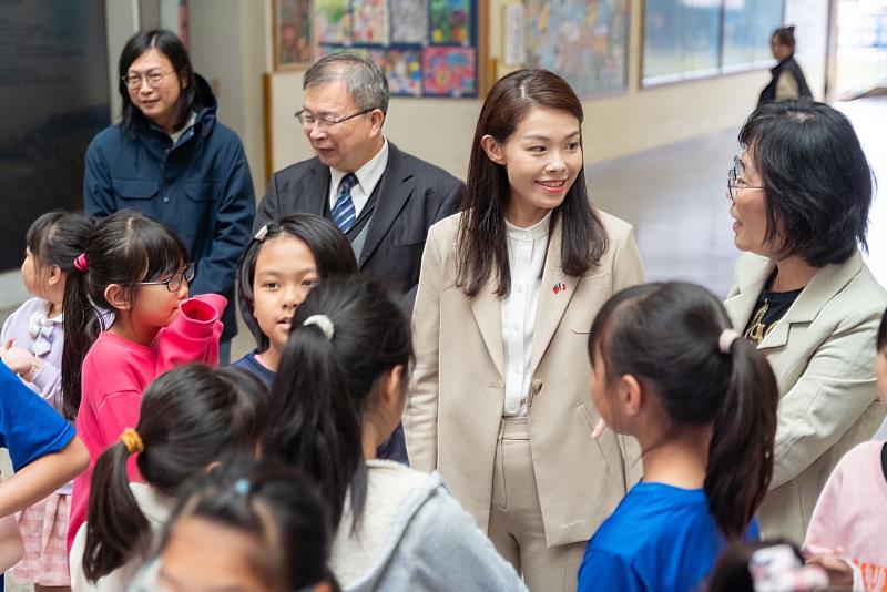 圖4 高市長感受到香山國小師生對新建校舍的興奮與期盼