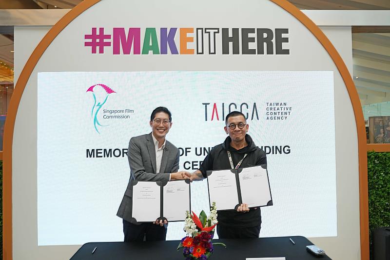 新加坡電影委員會執行主席洪慶忠（左）以及文策院董事長蔡嘉駿（右）簽署合作意向書，共同投入「EMERGE 華語原創內容開發計畫 2.0」。（IMDA／提供）