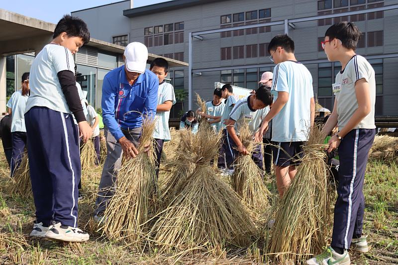 學童體驗堆草垺活動