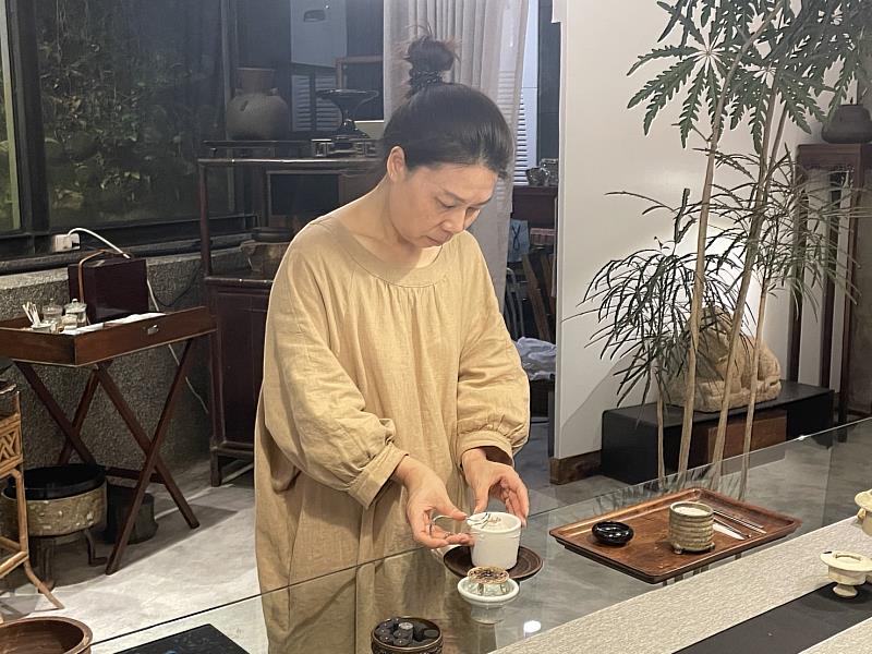 高山茶都四雅館茶香花畫結合 翁章梁：放下，享受心靈饗