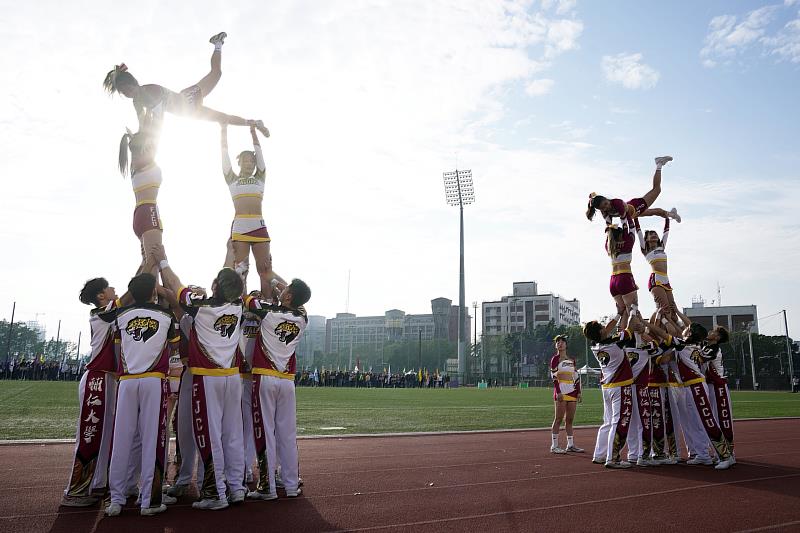 輔仁大學體育系競技啦啦隊在校慶運動會開場精彩表演