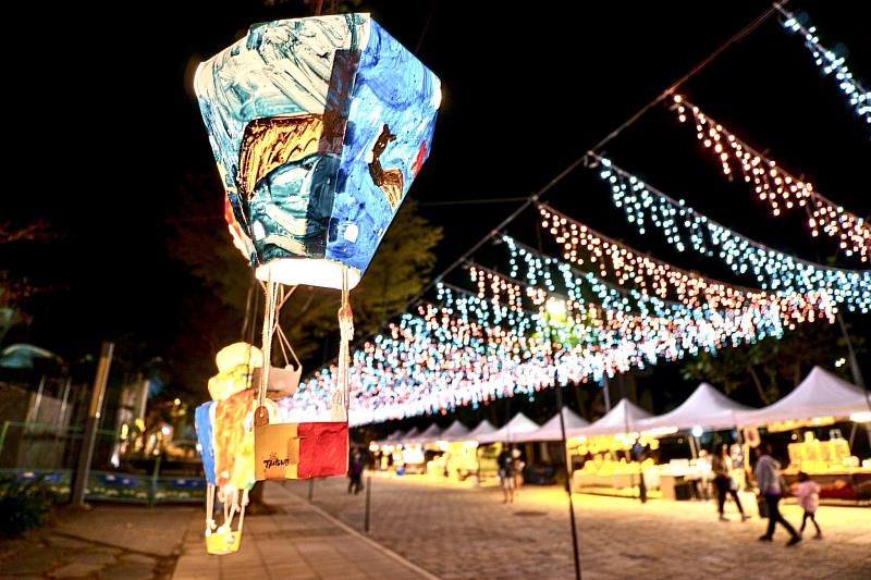 台東「2023鐵花燈の祭」絕美畫面搶先曝光！全國首座8公尺耶誕大麋鹿 民眾讚歎：太幸福了