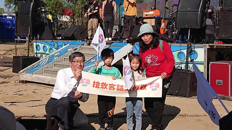 客委會主委楊長鎮與響應活動的鄉親、孩子拿著運動毛巾文宣開心合影