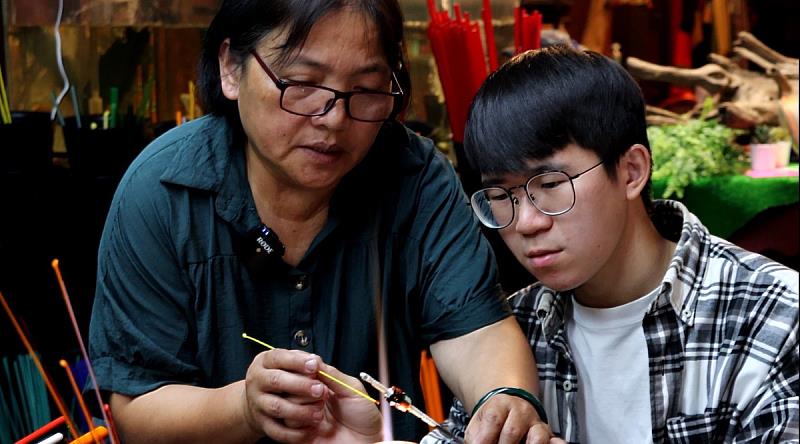 來自香港的鄧守言，親自體驗琉璃珠的製作，深刻感受到臺灣原住民文化獨特與魅力(照片來源：義守大學提供)。