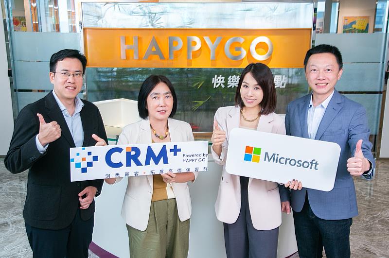 HAPPY GO 與微軟 Azure OpenAI 合作生成式 AI 加乘數據力，為卡友打造創新服務體驗。(左二為HAPPY GO 鼎鼎聯合行銷總經理梁錦琳，左一為HAPPY GO 鼎鼎聯合行銷數據長黃士峰、右二為台灣微軟大型企業商務事業群總經理李倩、右一為台灣微軟專家技術部總經理吳子強)