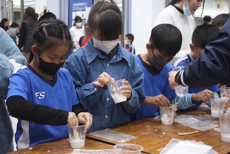 豐山國小學生製作「非牛頓流體」。