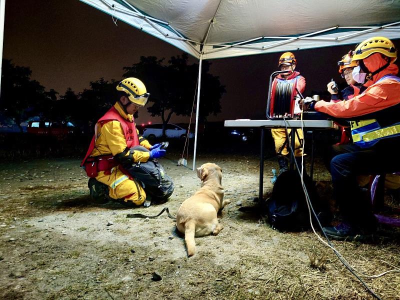 圖5、領犬員黃國峰及搜救犬HENIN參與認證情形