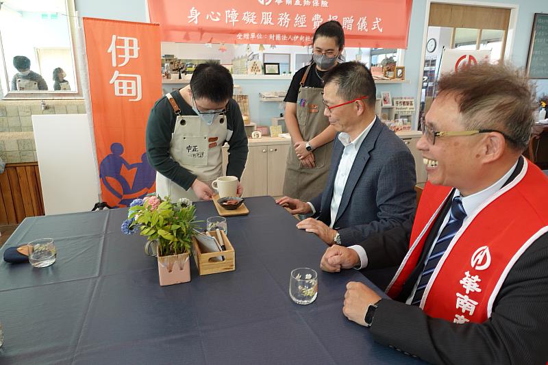 淡水中正小作所學員擔任服務員，端送餐點予貴賓品嚐。